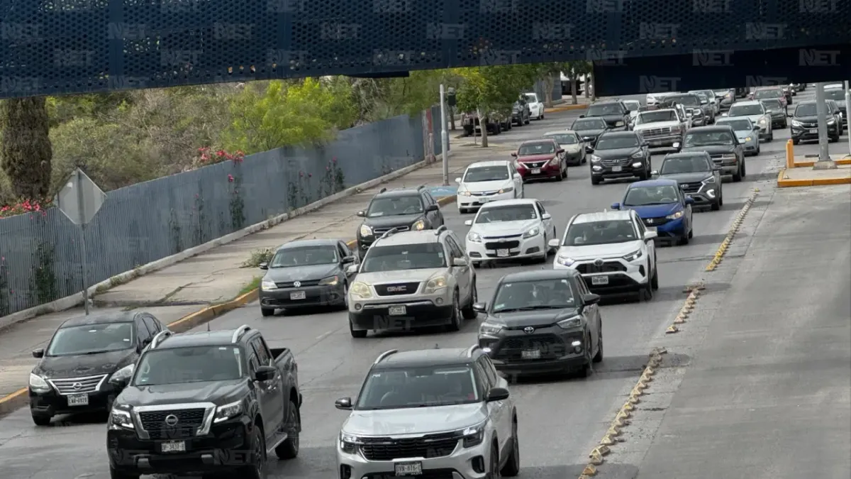 Tráfico complica la movilidad en avenidas principales de Juárez este viernes