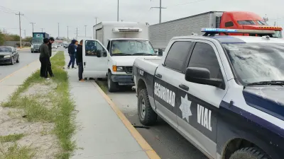 Chocan por alcance en Libramiento Independencia; no hay lesionados