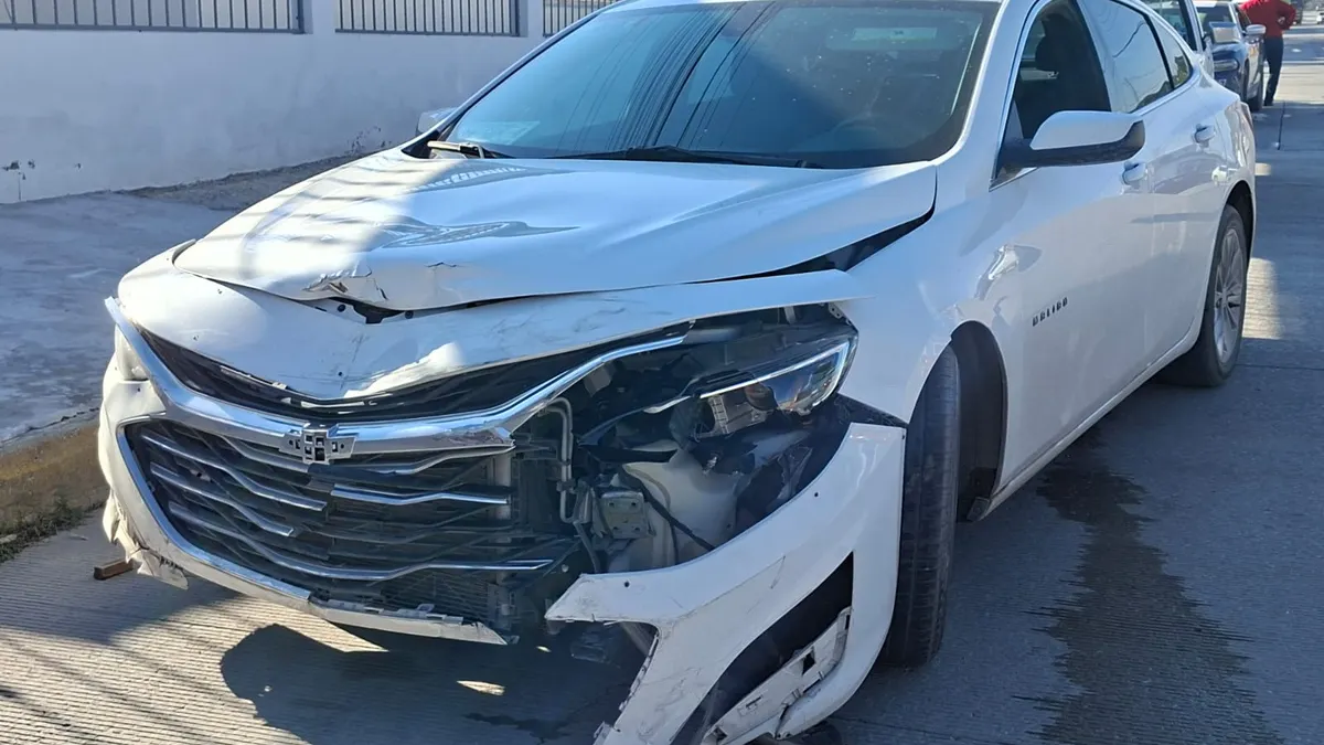 Chocan dos vehículos por omitir alto en fraccionamiento Del Real