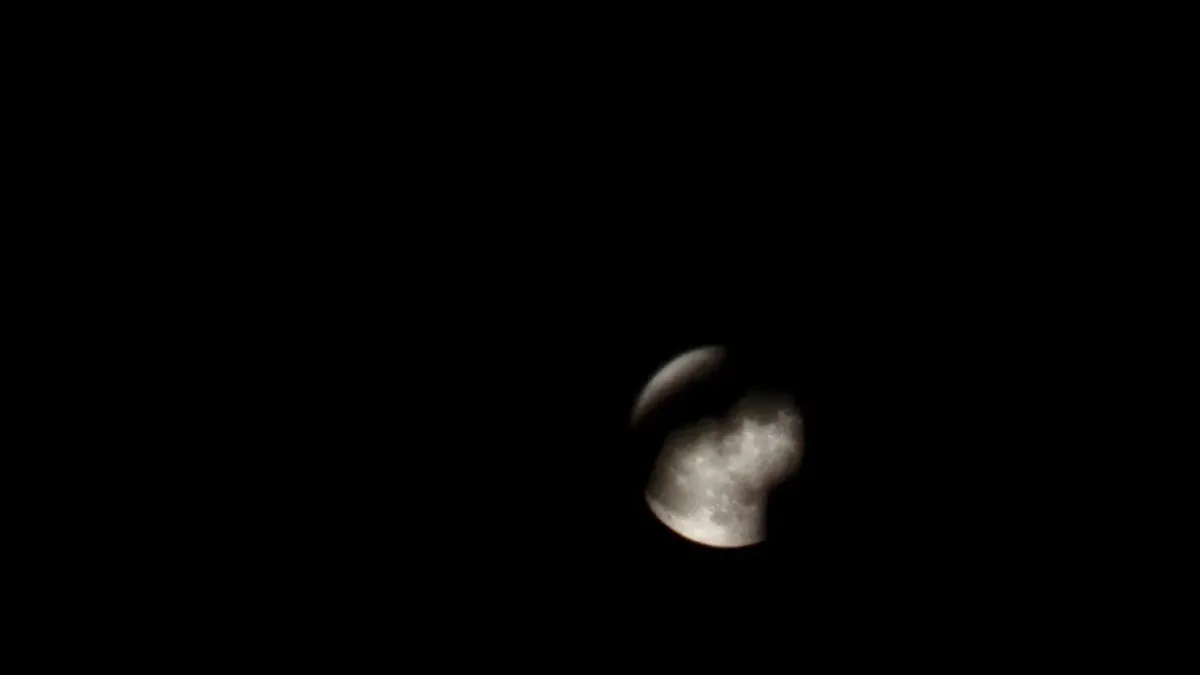 Brilla la Luna de Fresa sobre Juárez pese al cielo nublado