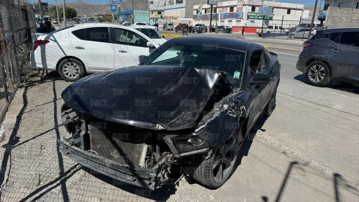 Atienen paramédicos a mujer embarazada y menor tras choque en la Carlos Amaya