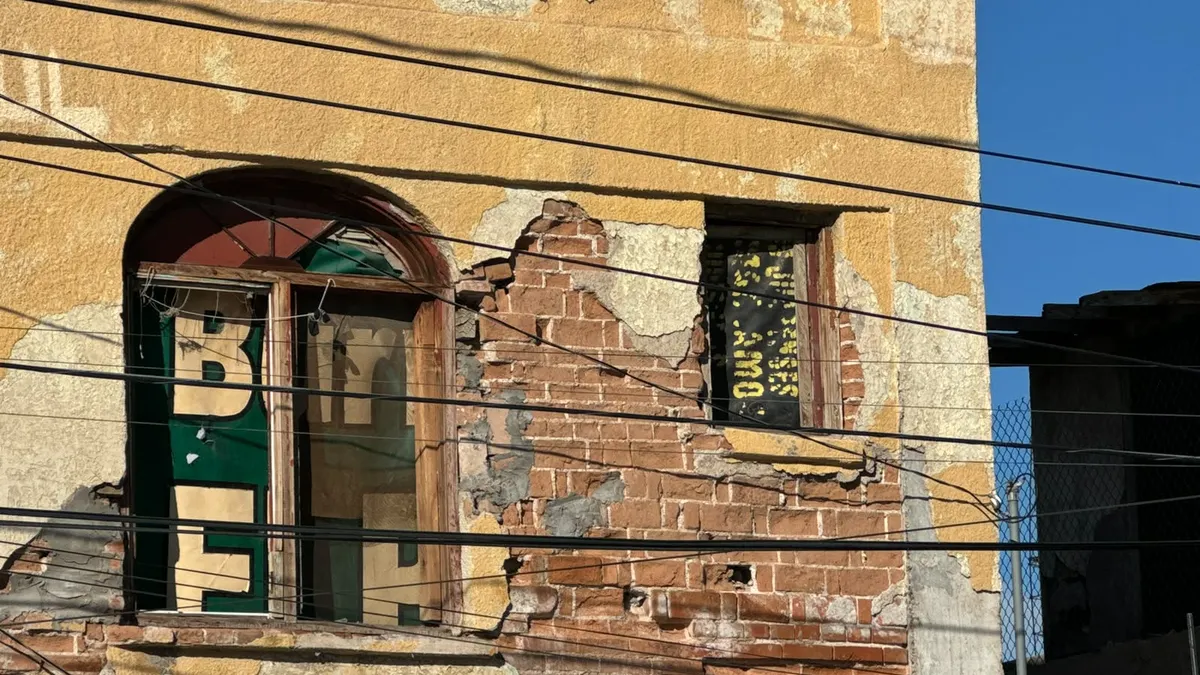 Demuelen antiguo Hotel Olivia por riesgo de colapso en la Zona Centro