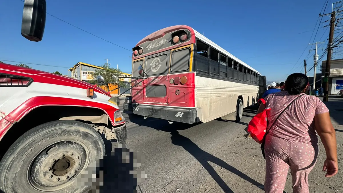 Reportan retrasos en camiones de tres líneas; usuarios esperan más de una hora