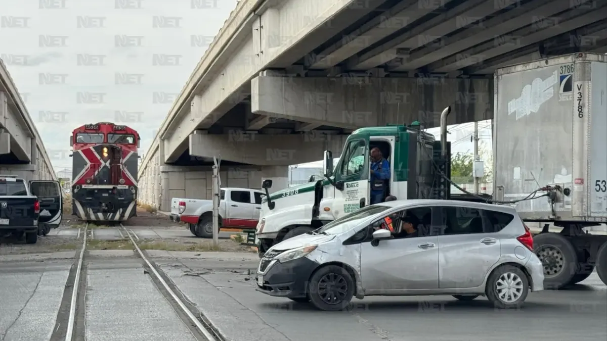 Tráiler intenta ganarle el paso al tren y provoca accidente