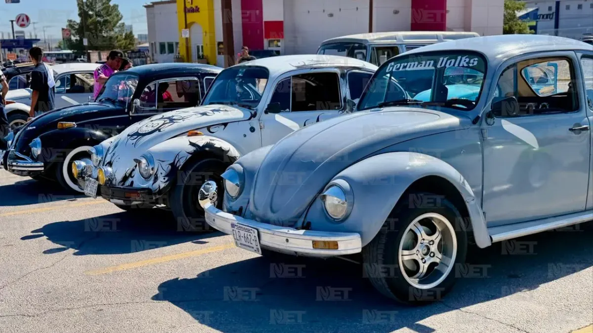 Celebran Día del Vocho con caravana de más de 100 autos en Juárez