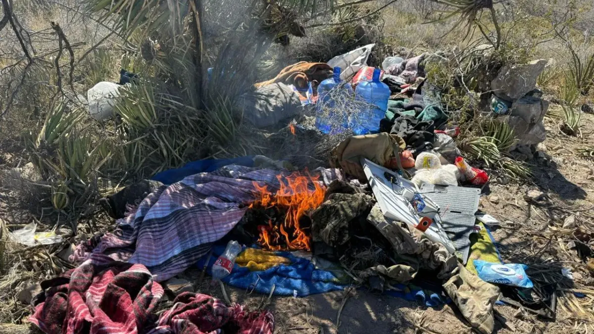 Hallan vehículos calcinados y campamento clandestino en Ojinaga