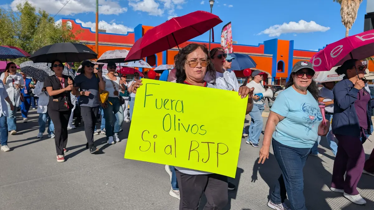 Más de mil trabajadores del IMSS marchan en Juárez; exigen aumento salarial e insumos