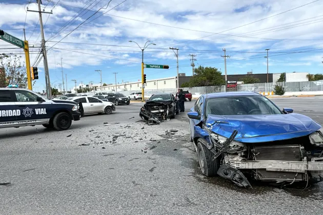 Deja choque dos autos varados en Paseo de la Victoria y Tapioca