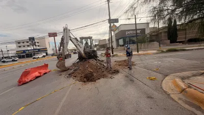 Cierran parcialmente la Paseo Triunfo por reparación de hundimiento