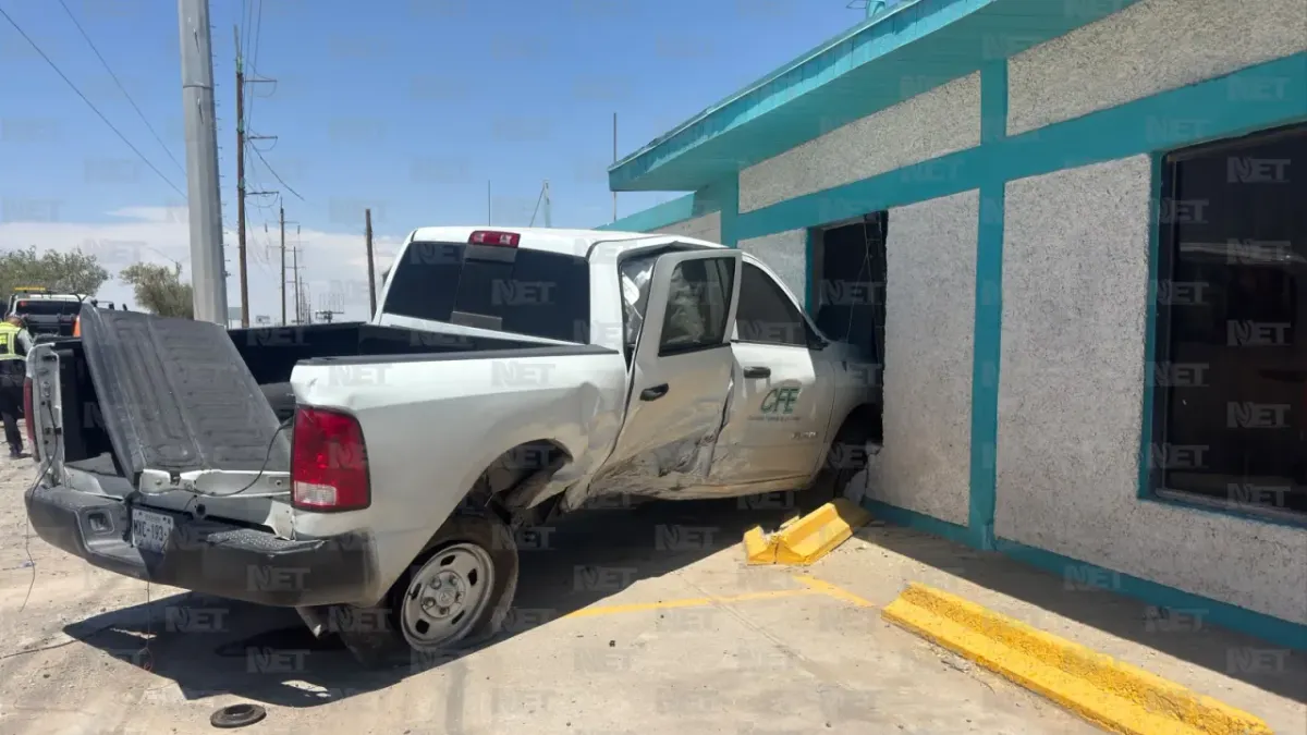 Choque entre unidad de CFE y auto deja dos lesionados en la Panamericana
