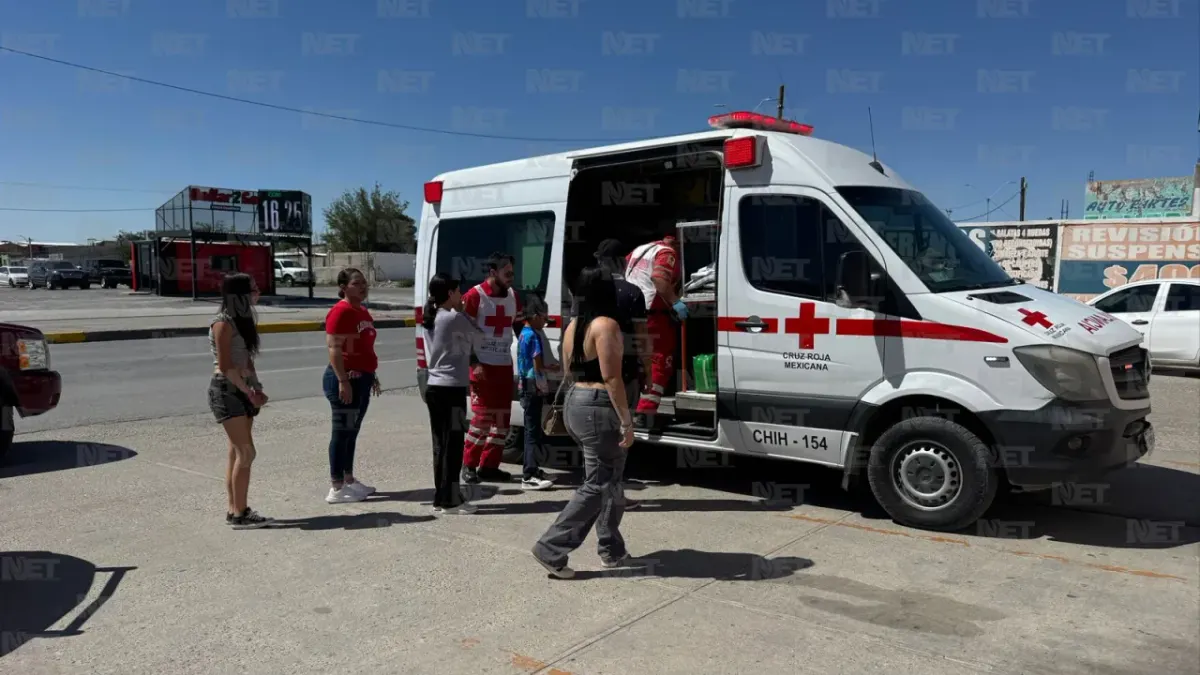 Atienen paramédicos a mujer embarazada y menor tras choque en la Carlos Amaya