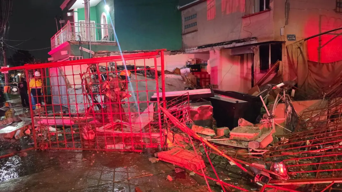 Explosión por fuga de gas deja a adulta mayor atrapada en vivienda