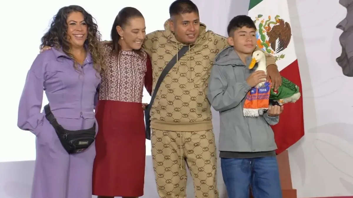 Recibe Sheinbaum al pato Merlín y a su familia en conferencia mañanera