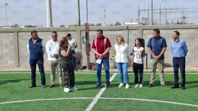 Entrega Municipio cancha con pasto sintético en Secundaria Federal 22