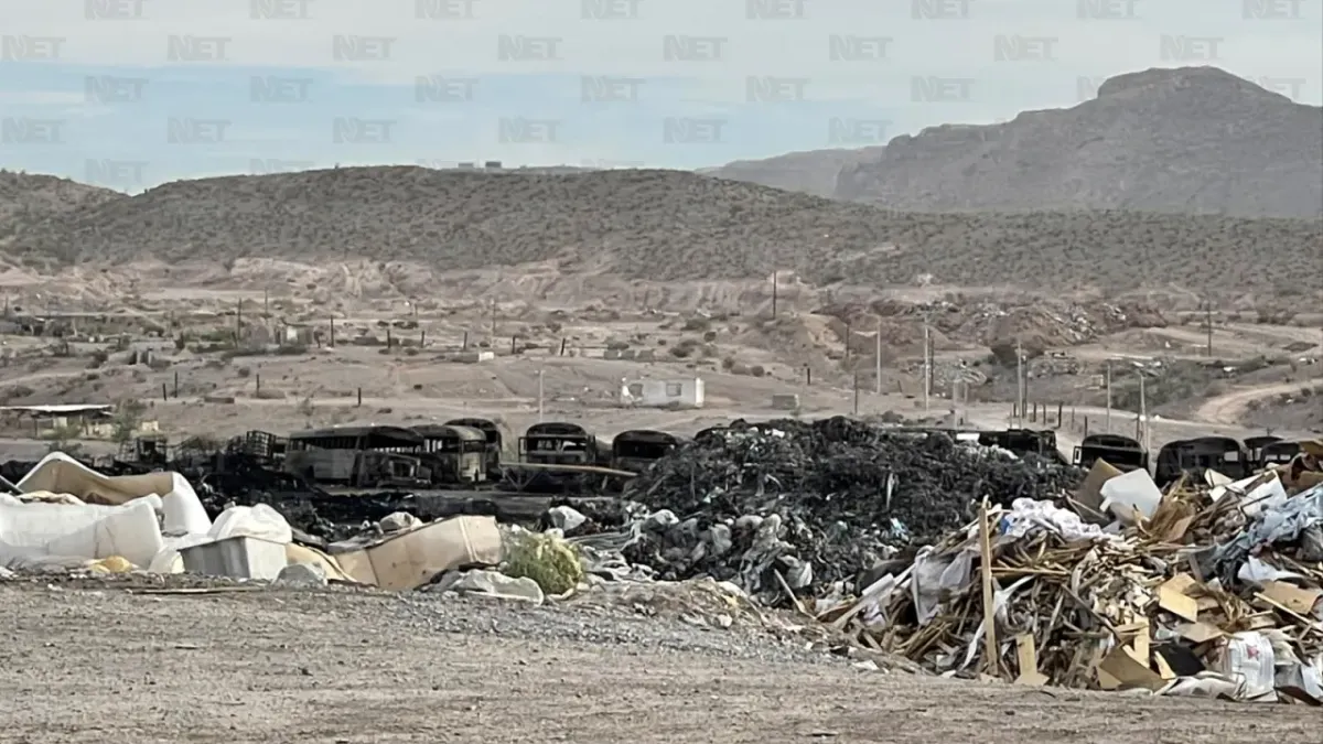 Logran Bomberos sofocar incendio tras más de 50 horas; humo sigue visible