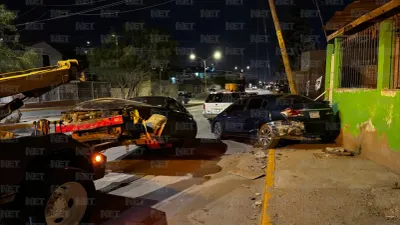 Choca Mustang texano contra Honda estacionado y lo proyecta contra poste