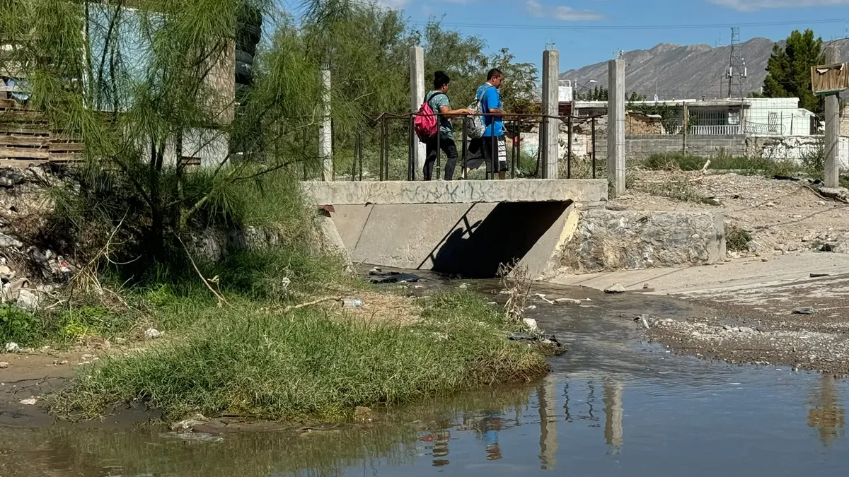 Vecinos de Barrio Alto enfrentan arroyo de aguas negras desde hace semanas