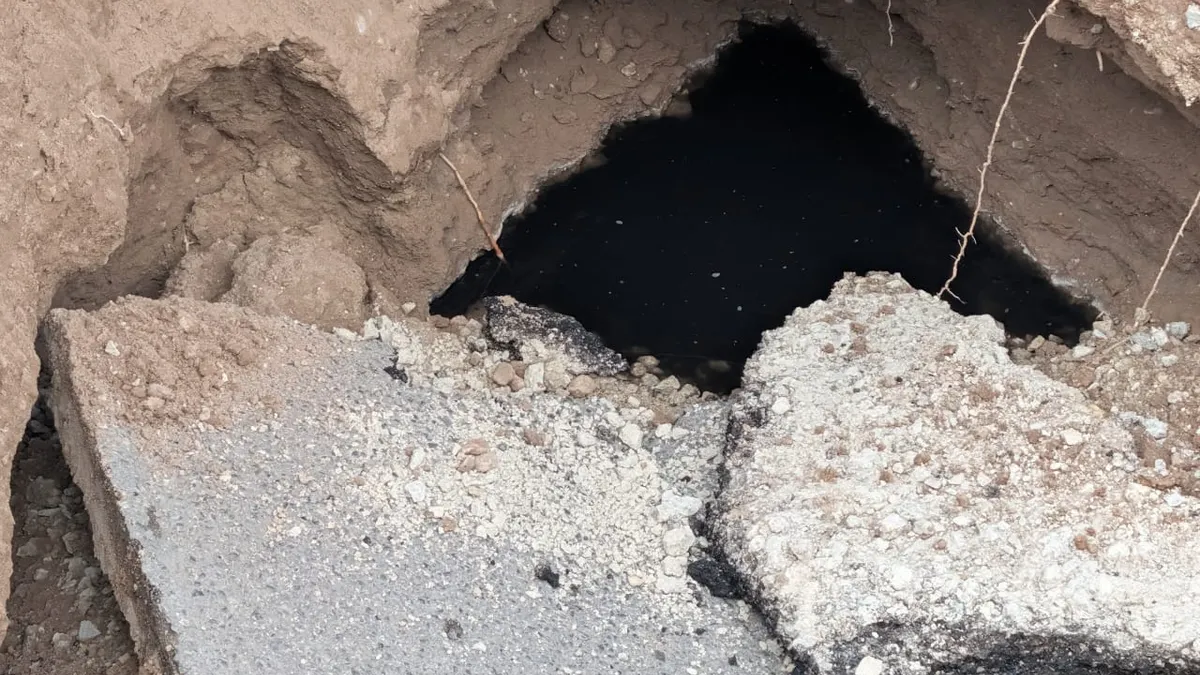 Se abre socavón en cruce de Zempoala y Sicomoros, cerca de Pueblito Mexicano