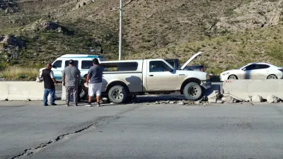 Choca contra muro en Camino Real tras ser encerrado por auto que huyó