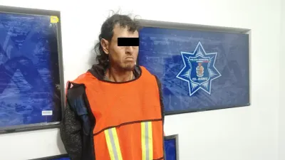 Detienen a hombre armado acusado por asaltar a transeúntes