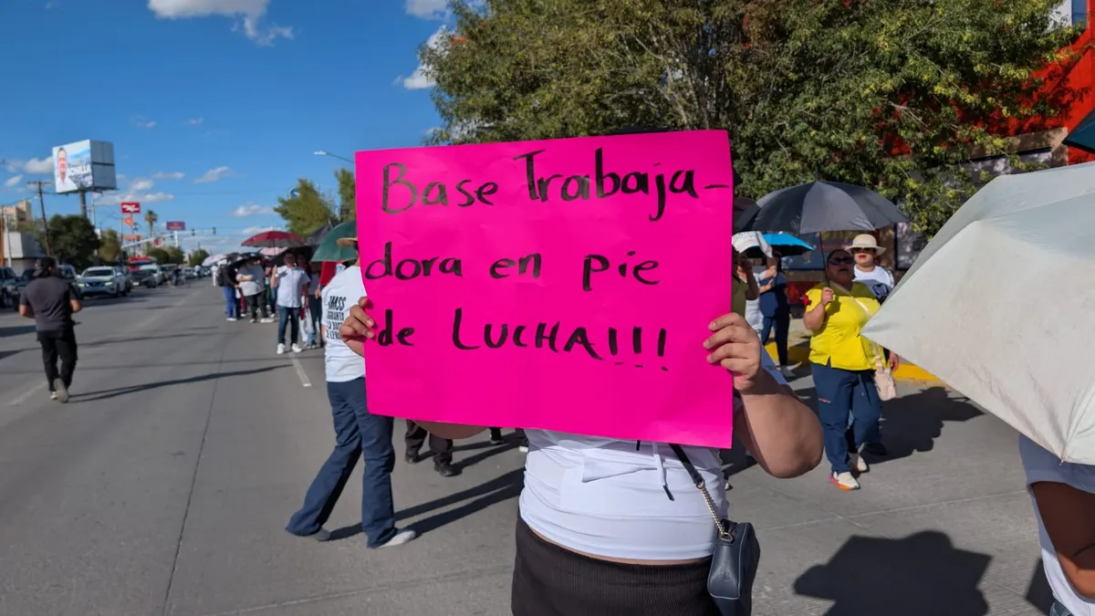 Más de mil trabajadores del IMSS marchan en Juárez; exigen aumento salarial e insumos