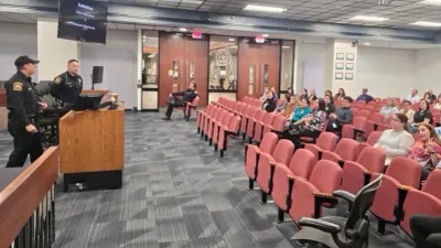 Capacitan a empleados del condado en El Paso para responder a tiradores activos
