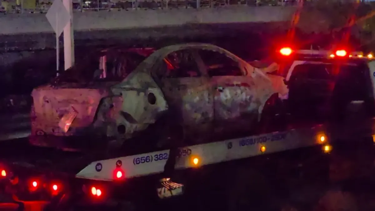 Se incendia vehículo tras choque en bulevar Juan Pablo II durante la madrugada