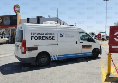 Hallan hombre sin vida dentro de camioneta en estacionamiento de supermercado