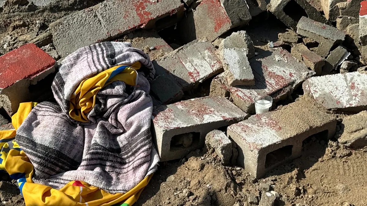 Colocan veladora donde murió joven al tratar de refugiarse de tormenta en Anapra
