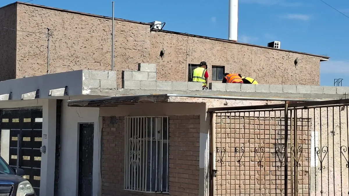 Atienden a trabajador que se desmayó en techo de la Campestre Virreyes