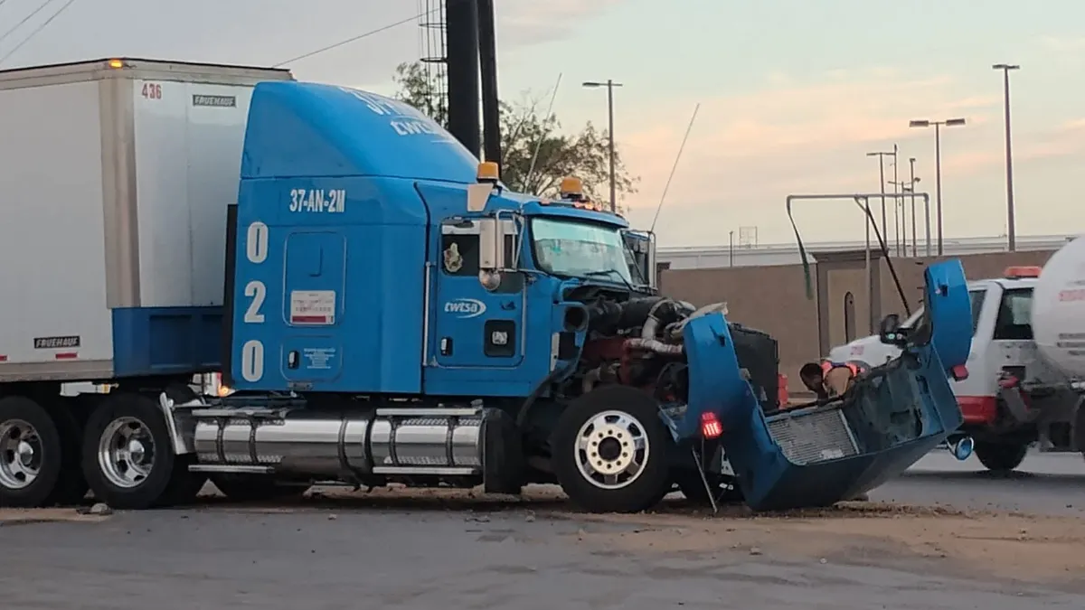 Intentan pasar 2 autos junto a tráiler y terminan chocando en el Óscar Flores