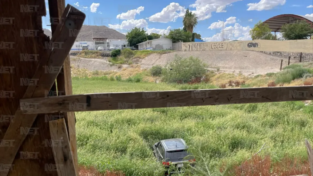 Bajó a cargar gas, olvidó poner el cambio y su Jeep cayó a un dique
