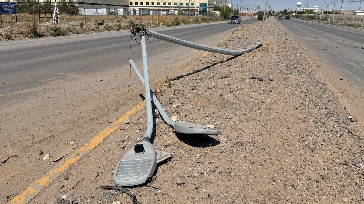 Conductora derriba lámpara y destroza su auto en bulevar Óscar Flores