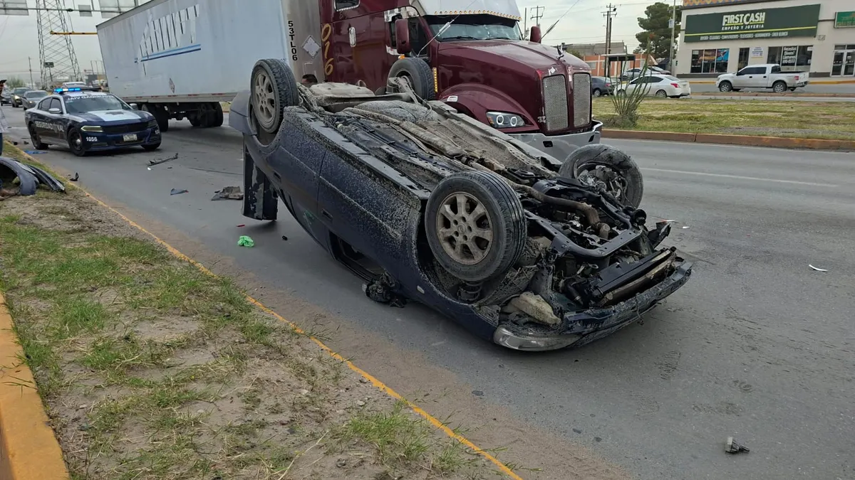 Vuelca automovilista en la De las Torres tras impactar banqueta y poste
