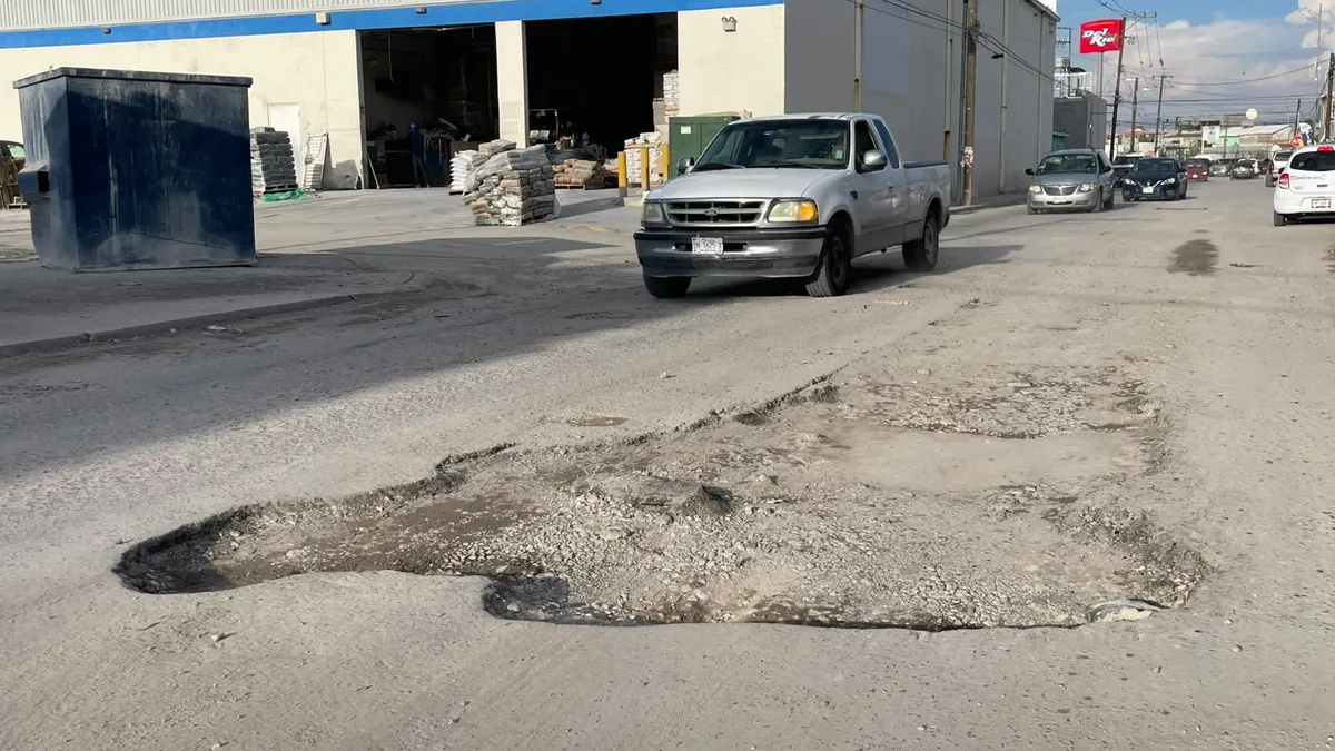 Vecinos de colonia Torreón exigen bacheo urgente en la Mariano Matamoros