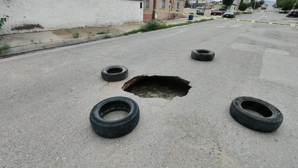 Hundimiento obliga a cerrar vialidad en colonia La Cuesta