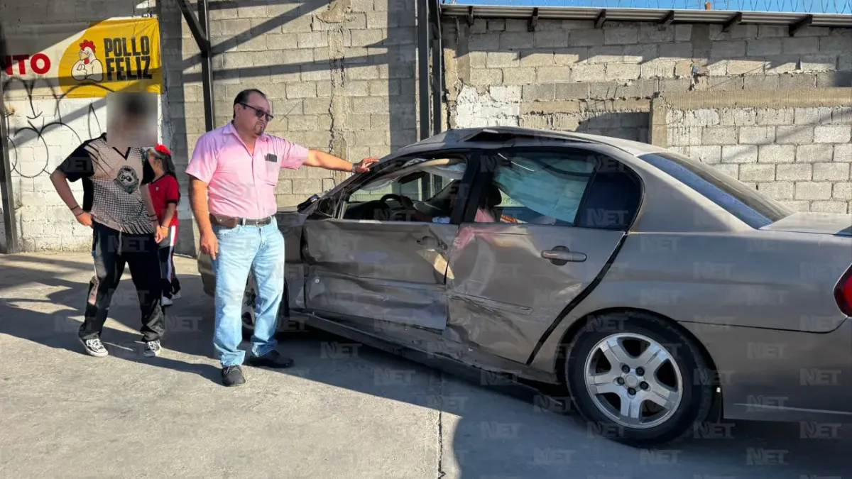 Queda mujer atrapada tras choque en Carlos Amaya y Cartagena