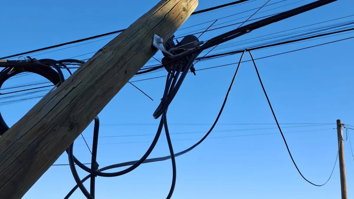 Poste caído bloquea vialidad en Jardines de San José