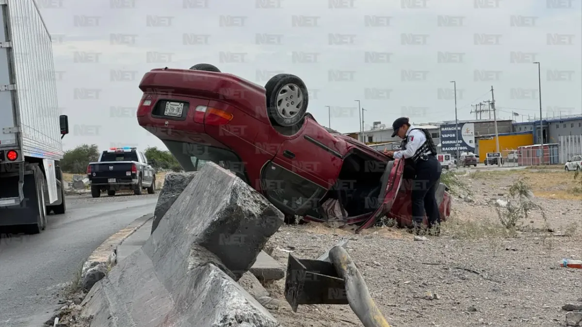 Abandonan vehículo volcado en el bulevar Independencia