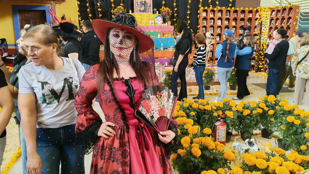 Colocan altar de muertos 'El Jardín de los Recuerdos' en Pueblito Mexicano