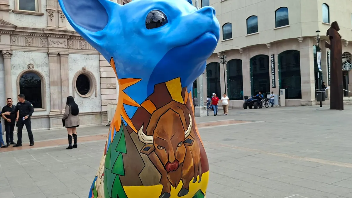 Artistas locales intervienen esculturas de perros chihuahua para el Ficuu