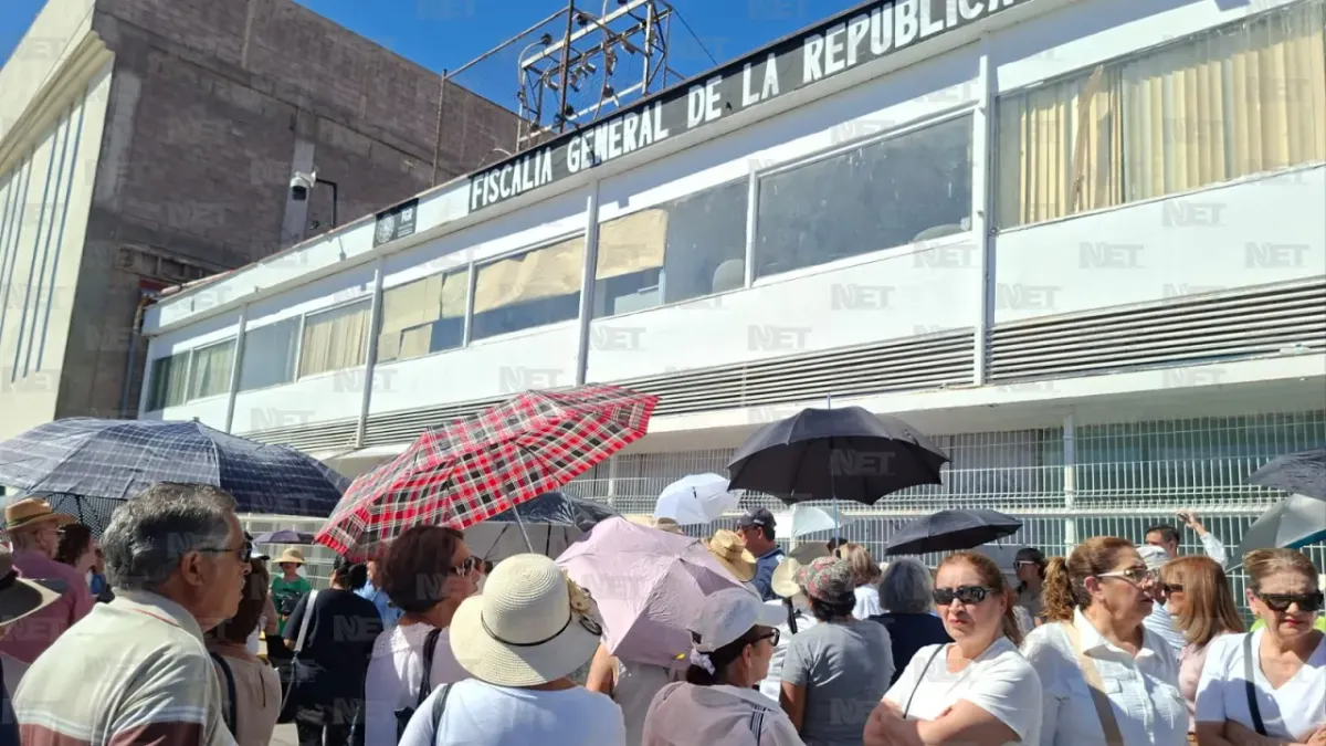 Entonan el Himno Nacional afuera de la FGR en apoyo a Maru Campos