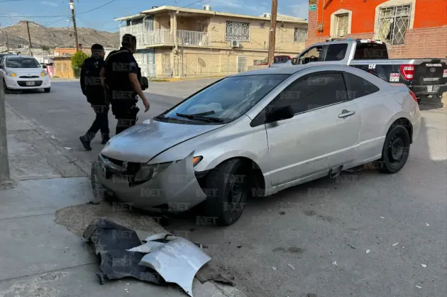 Se le sale la llanta y choca contra dos autos estacionados en la Chaveña
