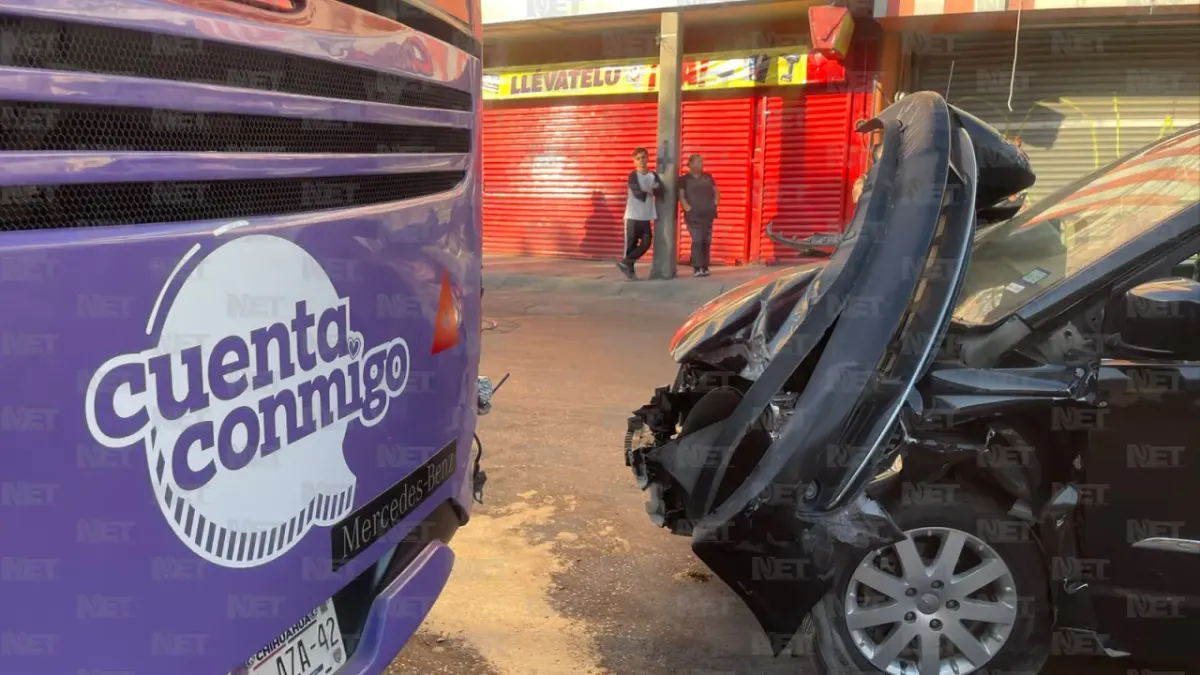 Accidente entre auto y JuárezBus en la Vicente Guerrero