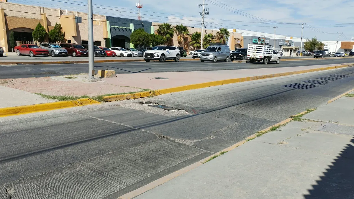Registro dañado en la J. Bermúdez pone en riesgo a conductores