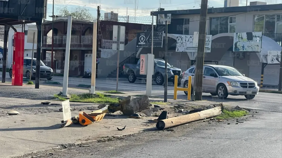 Derriba conductor semáforo y poste en la López Mateos