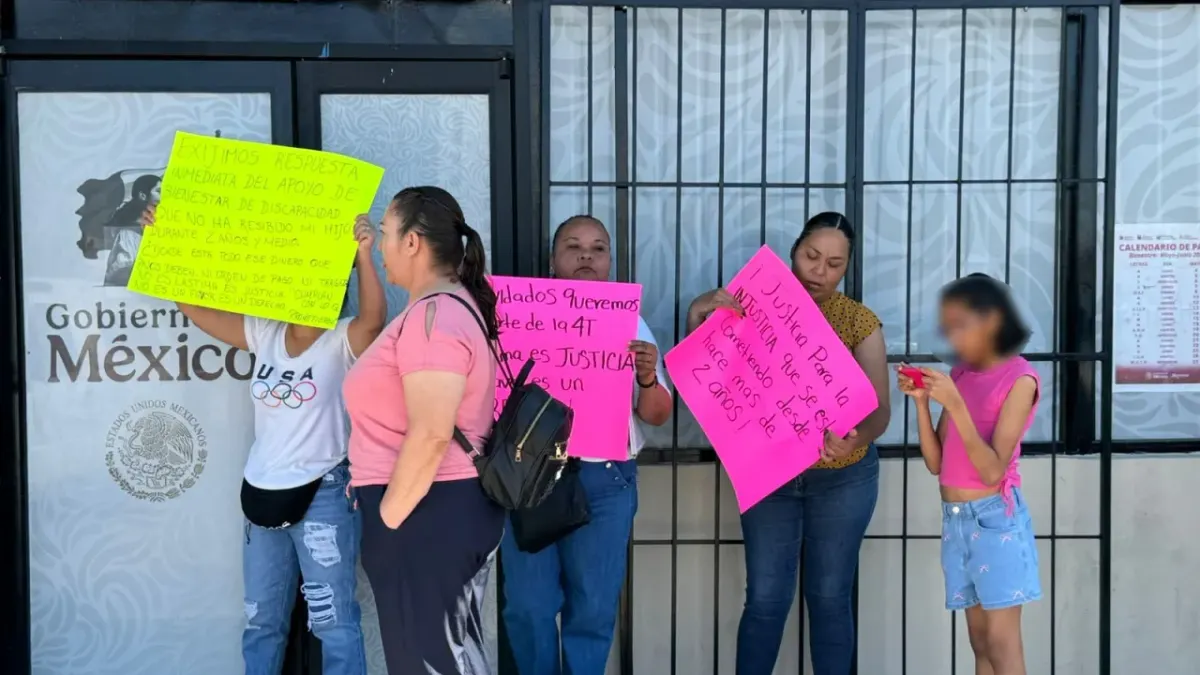 Protestan madres por suspensión de pensiones para personas con discapacidad