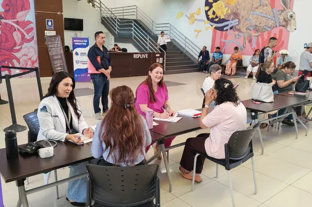 Acuden cientos a Segunda Feria de Salud Visual en Pueblito Mexicano