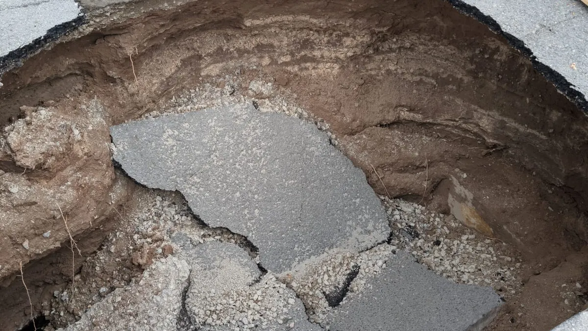Se abre socavón en cruce de Zempoala y Sicomoros, cerca de Pueblito Mexicano