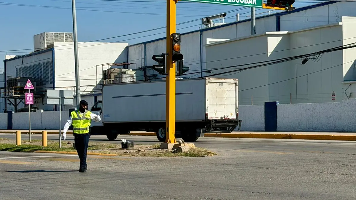 Controla agentes tráfico en Pérez Serna y Hermanos Escobar por falta de semáforos